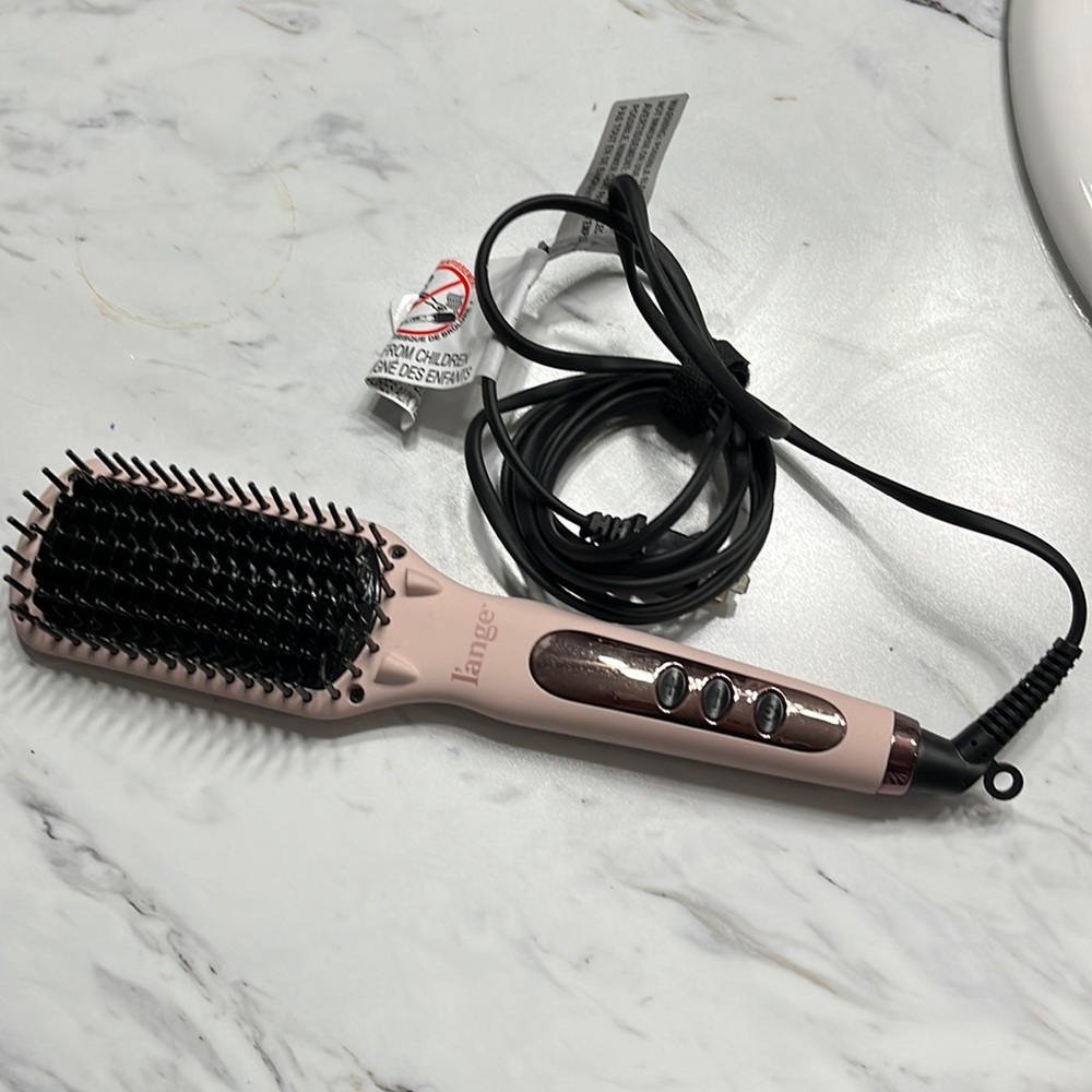 L’ange straightening brush in blush pink color